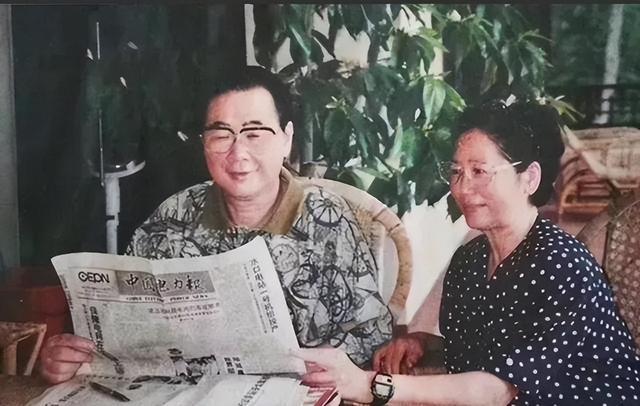 1997年，李鹏总理全家在玉泉山游玩，难得团聚，女儿女婿罕见出镜