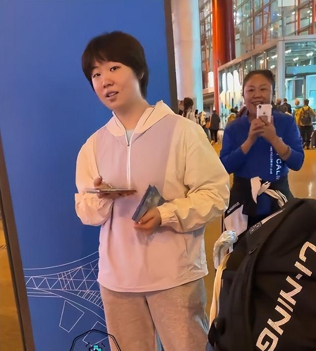 国乒夺冠后回国，恶心一幕发生，王楚钦气得直摇头，没人笑得出来