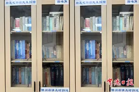 89岁退休医生病床上赠出毕生书籍图片