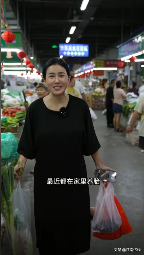 恭喜！43岁香港过气“艳星”再婚嫁山东小伙，火速造人肚子已显怀