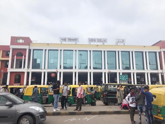 中国游客第一次到印度旅游，看见他们首都的火车站，差点被吓到？