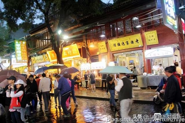 秋雨中的“西安回民街”街市（“陕西之旅”之六）
