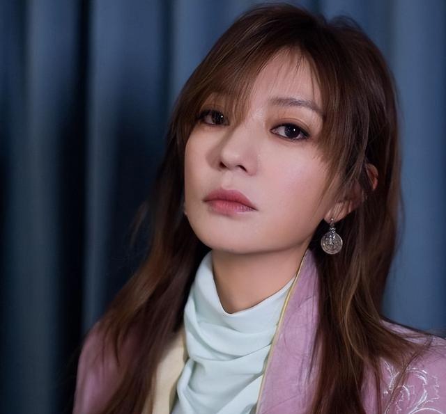 落毛凤凰不如鸡！49岁赵薇再曝近况，全身包裹严实 不敢露脸怕见人