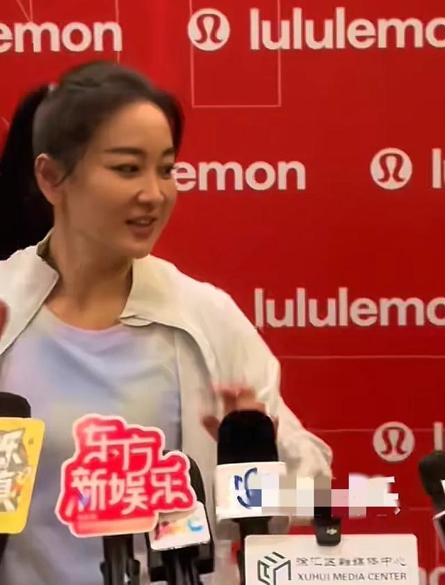 43岁贾玲最新露面，疑似瘦到100斤，下颌线明显 穿运动短裤肌肉紧