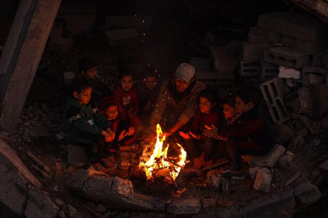 帐篷被淹、房屋在塌：加沙人在暴雨与废墟之间熬冬天