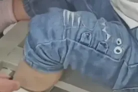 安徽合肥 小萌宝在医院输液时将脚塞进床缝中拔不出来了图片