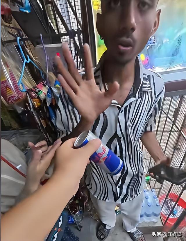 中国夫妻探秘亚洲最大贫民窟，丈夫被砸头，妻子被摸臀部不敢反抗
