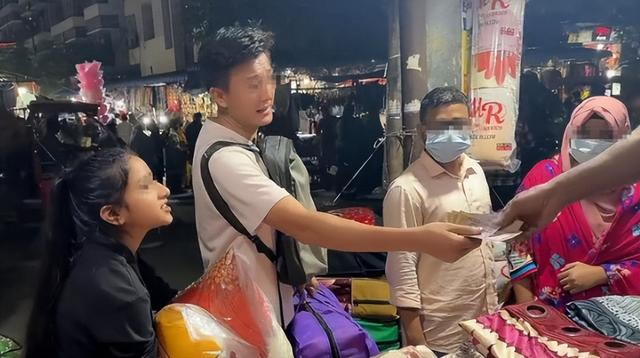 中国夫妻帮扶孟加拉贫民窟一家人，却反遭背刺威胁：不给钱不能走