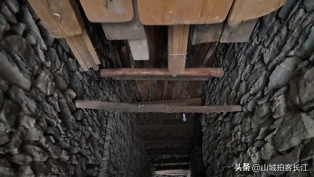 四川深山发现“石头堡垒”，攻防兼具有奥秘，去看看到底都有啥？