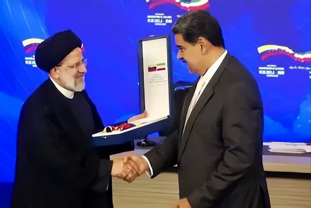 油轮被扣，美军兵临城下，川普阴谋浮现之际，马杜罗等来两大外援