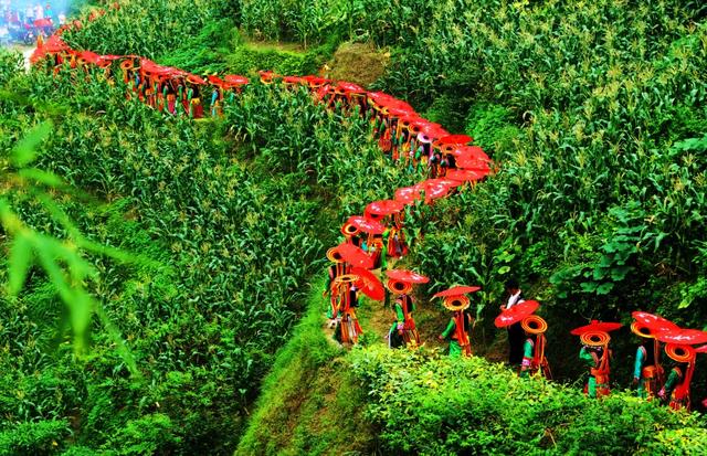 湖南海拔1300米的高山中藏着一个神秘村子，风景不输江西篁岭
