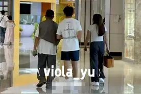 刘涛老公王珂消失两年罕露面，与子女同框显清瘦，14岁儿子高且帅图片