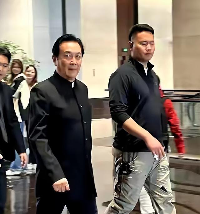 唐国强现场观看阅兵，观礼台上笑容满面，评论区恶心的一幕出现了