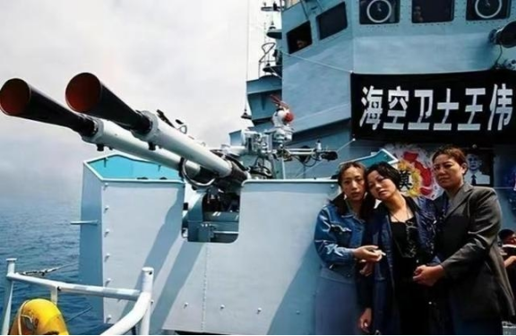 南海撞机王伟成功跳伞，为啥10万人都找不到他？直到20多年后才懂