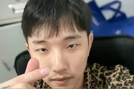 这一次，踩烂卖菜老人青菜的孙奥，被网友扒的“底裤”都不剩了图片