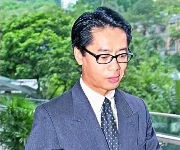 骗光明星20亿，连亲妈都不放过，霍家“逆子”被钉上“耻辱柱”！
