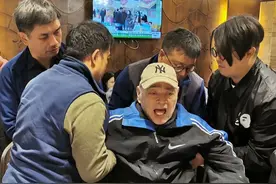 71岁知名歌手过寿！患认知障碍坐轮椅，老年无子依靠被迫住养老院图片