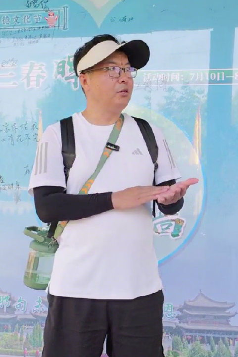 洪洞：亲子同行寻祖迹 槐下敬茶续孝风
