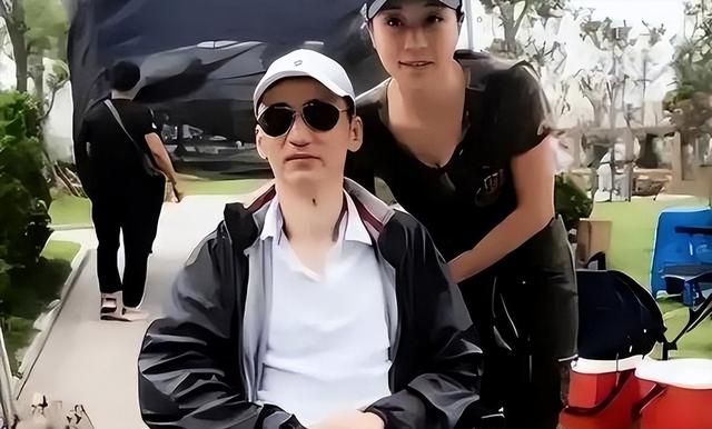 她是国家一级女演员，多次给坐轮椅丈戴绿帽，如今儿子也是演员