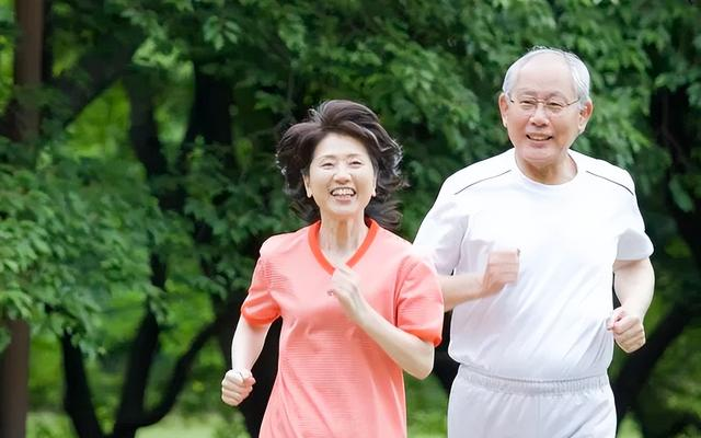 走路才是最有效运动？科学家：每天至少走3967步，尤其是老年人！