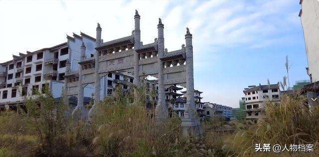 8年烧光50个亿！从人满为患到无人问津，全国古镇为啥批量倒闭？