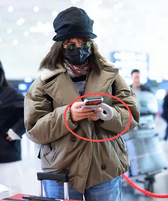 落毛凤凰不如鸡！49岁赵薇再曝近况，全身包裹严实 不敢露脸怕见人