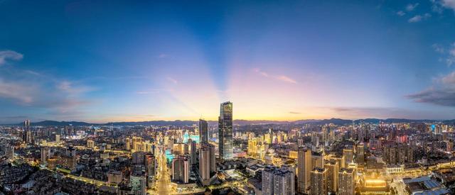 云南唯一的“特大城市”，面积比北京、成都大，人口超过800万