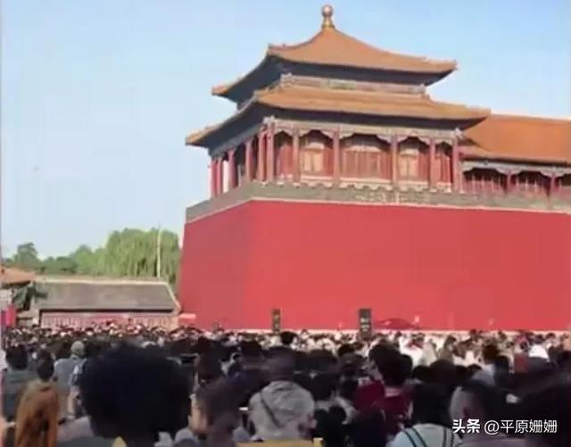 国庆第一天全国各景点爆满，车水马龙不说还到处一片红！