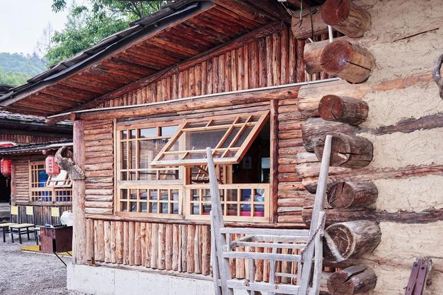 长白山有一座锦江木屋村，已有300多年，遗世独立又充满烟火气息