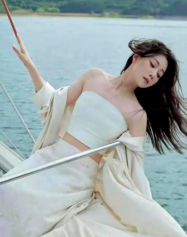 她是演员中的女富豪，豪车多的开不过来，如今45岁却活得像20岁