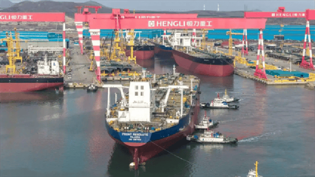 比福建舰还大！4艘万吨巨船同时出坞，美这才明白，输给中国了