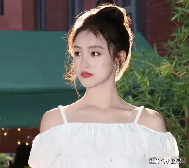 河南校花谢卓亚美貌惊艳全网，网友惊叹：美到让人怀疑人生！