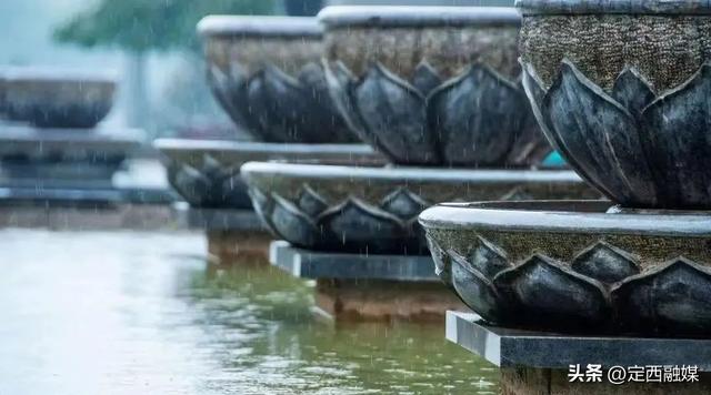 在卧龙湾水镇，听一场秋天的雨~