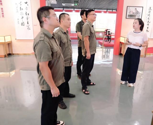 江西庐山国家级自然保护区管理局一行参观九江三红珍藏馆