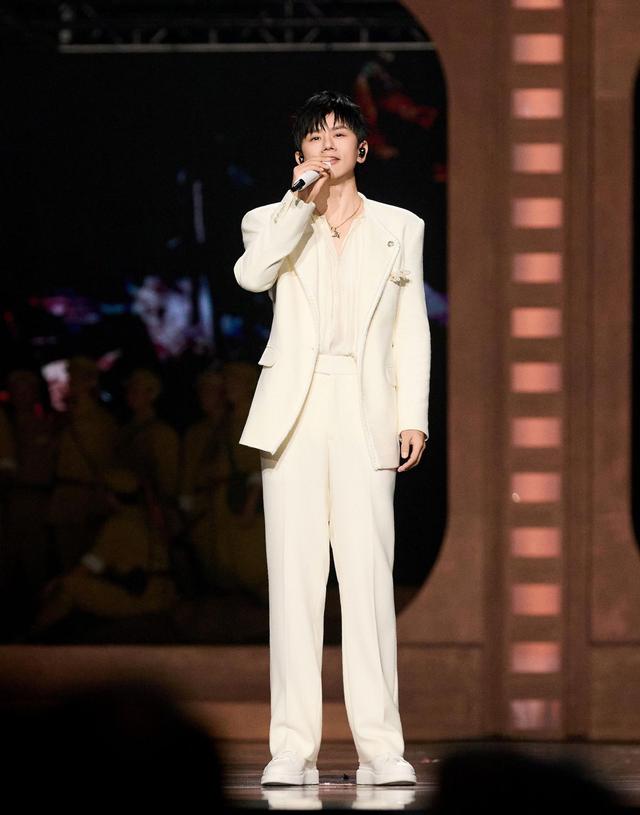 金鸡奖张杰唱《追寻》，一曲《我爱你中国》，观众瞬间泪目了