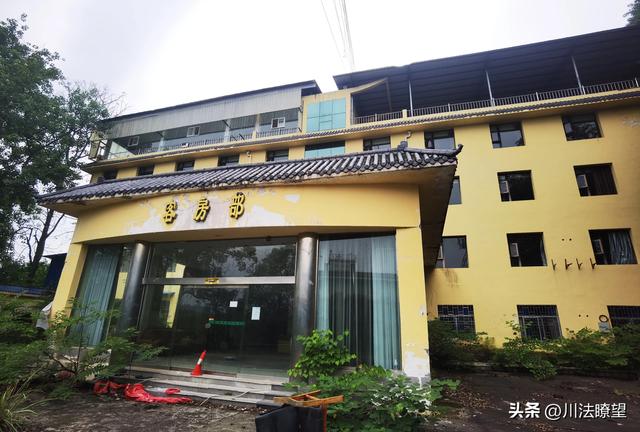物是人非锈蚀没落的四川岳池县翠湖假日酒店