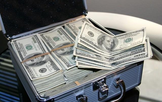 雷军宣布捐5亿搞科研！网友吵翻值不值？这步棋“利己利国”双赢