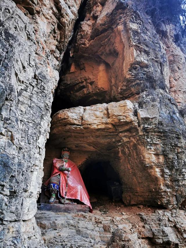 免费小众人还少：洛阳漏明崖，藏着北方小天坑与悬空寺
