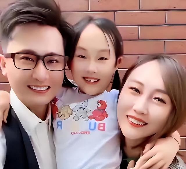 闯祸了！央视主持人国外游，携妻女高调炫海外生活，被网友骂惨