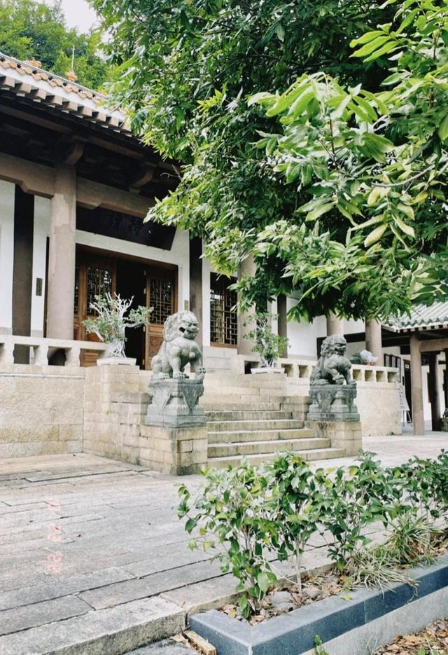 厦门鸿山书院，地处鸿山公园半山腰，依山傍海，可俯瞰鼓浪屿