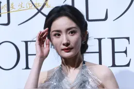 阿那亚这一夜，杨幂人松肉紧，风情万种，水蛇腰撩人于无形图片