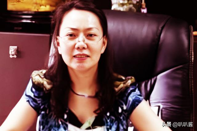 一顿饭上百万，8年敛财14亿，“金融才女”朱丽丽最终是何下场？