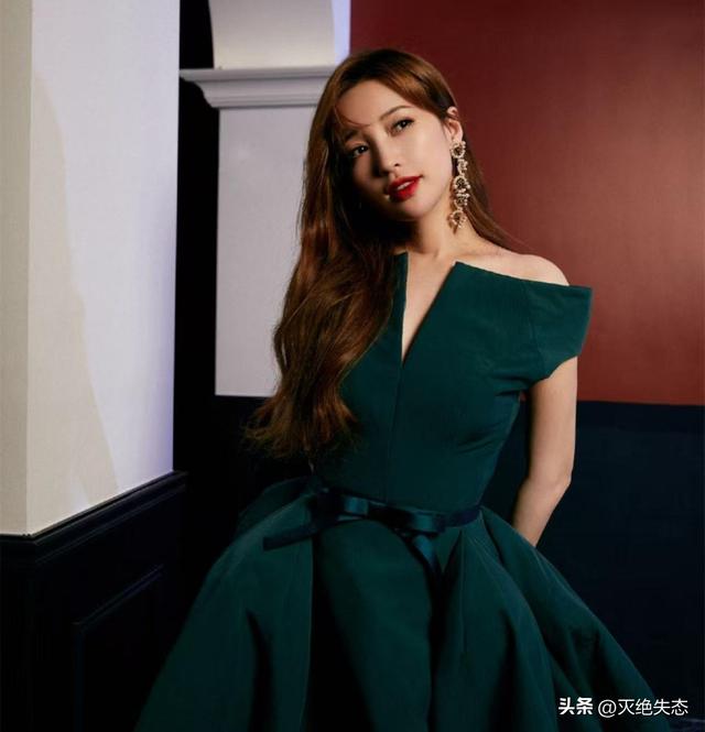 落毛凤凰不如鸡？42岁著名歌手江苏走穴，宾客只顾吃席没人搭理