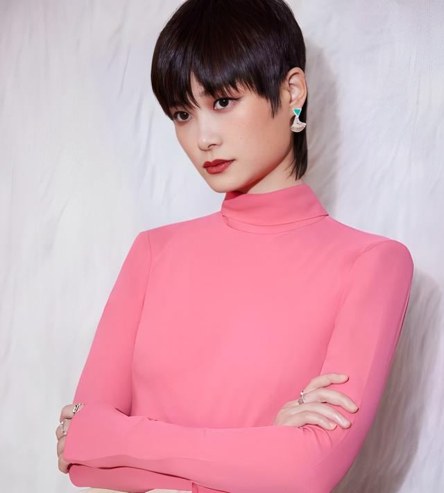 轮椅出行，不能躺下，41岁患“不死癌症”的李宇春，现状如何呢？
