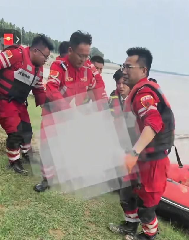 妻儿被洪水卷走，丈夫亲眼目睹全过程，时间线曝光，真相引争议