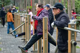 @老年人 “家门口”的健身器材您用对了吗图片