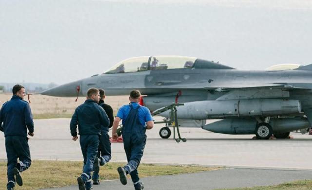 罗马尼亚1欧元拿下18架战机！泽连斯基赴荷兰要F-16，却一架未得