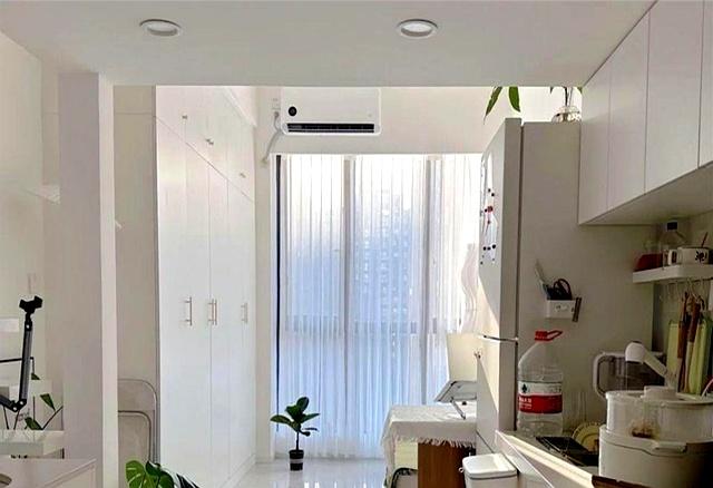 香港一姑娘攒下9㎡小屋，将客厅切成两半，隔出2室2厅，真高级
