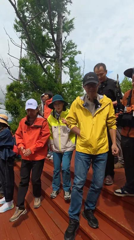 俞敏洪直播探秘“东方小瑞士”和千万网友云端感受阿尔山的美