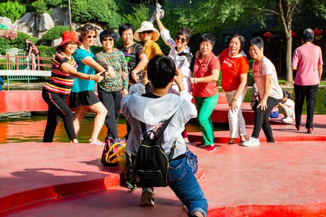 银发族不贪便宜了！退休阿姨迷旅游，61-65岁人群出游增速达58%